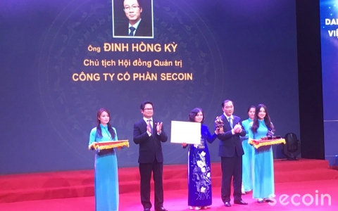 Chairman Dinh Hong Ky is awarded 